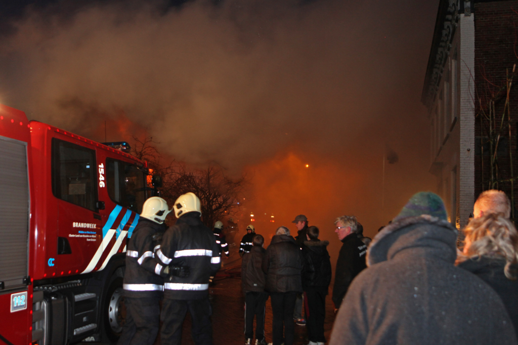 2012-01-05 4338 Giessen Brugstraat zeer grote brand