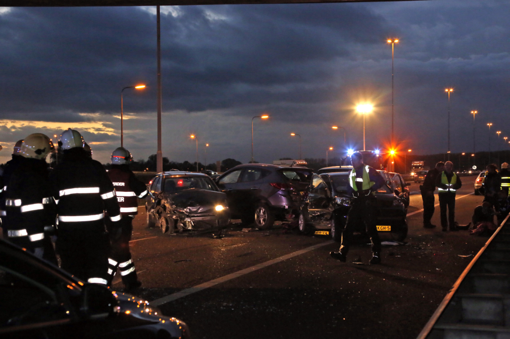 2013-10-29 7796 Waalwijk A59 ongeval 6 auto